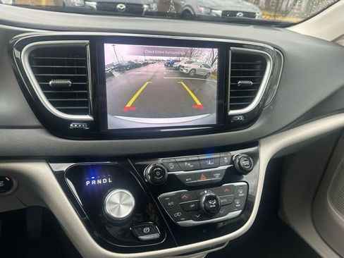 Used 2024 Chrysler Pacifica Touring-L image 27