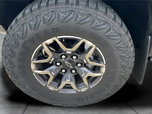 Used 2025 Chevrolet Colorado ZR2 w/ Technology Package image 9