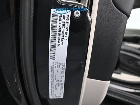 Used 2023 Chrysler Pacifica Touring-L FWD image 18