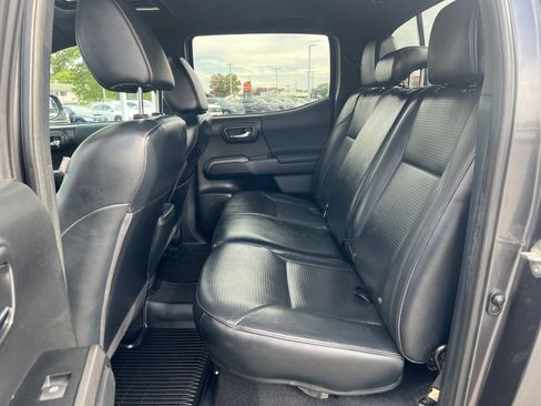Used 2019 Toyota Tacoma TRD Off-Road AWD/4WD image 25