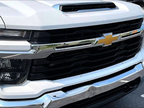 Used 2024 Chevrolet Silverado 2500 LT AWD/4WD image 34