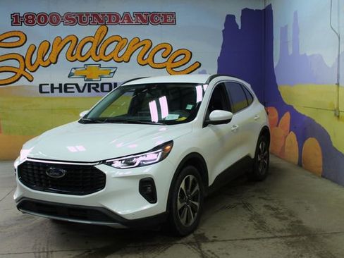 Used 2024 Ford Escape Platinum AWD/4WD image 2
