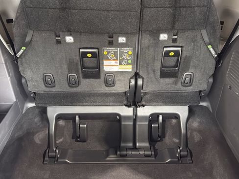 Used 2023 Toyota Sienna XSE AWD/4WD image 7
