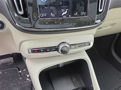 Used 2021 Volvo XC40 T5 Inscription w/ Advanced Package image 26