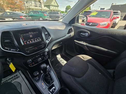 Used 2019 Jeep Cherokee Latitude w/ Popular Appearance Group AWD/4WD image 11