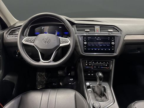 Used 2023 Volkswagen Tiguan SE image 5