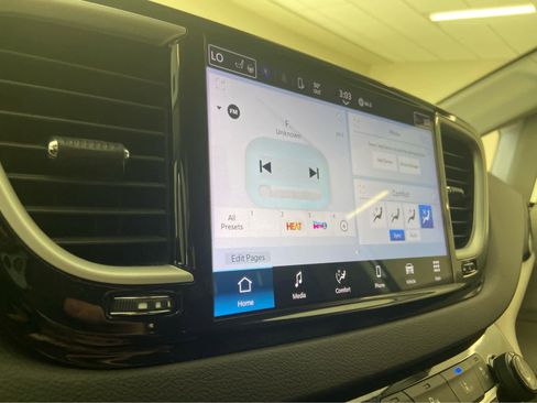 Used 2024 Chrysler Pacifica Touring-L FWD image 28