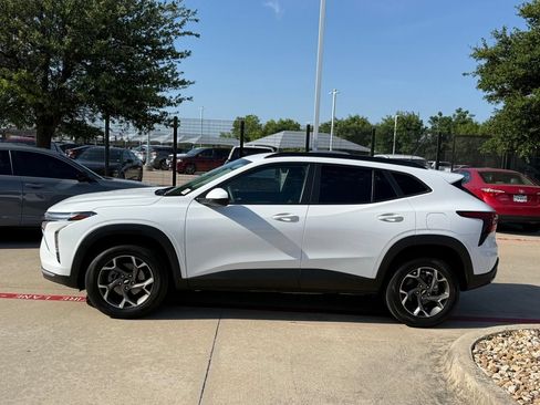 Used 2024 Chevrolet Trax LT FWD image 2