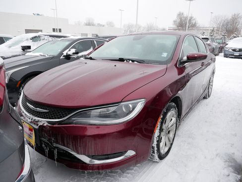 Used 2015 Chrysler 200 Limited w/ Convenience Group image 4
