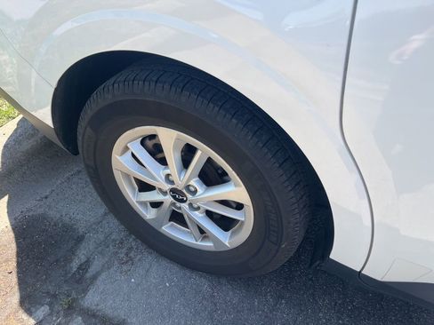 Used 2022 Kia Carnival LX image 11