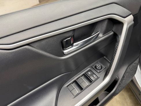 Used 2022 Toyota RAV4 XLE image 11