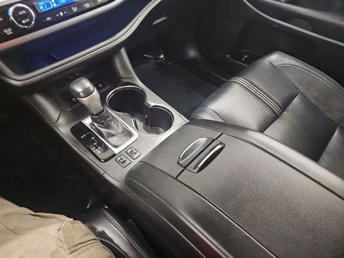 Used 2018 Toyota Highlander SE image 21