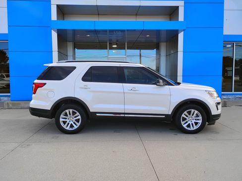 Used 2018 Ford Explorer XLT w/ Equipment Group 202A AWD/4WD image 34