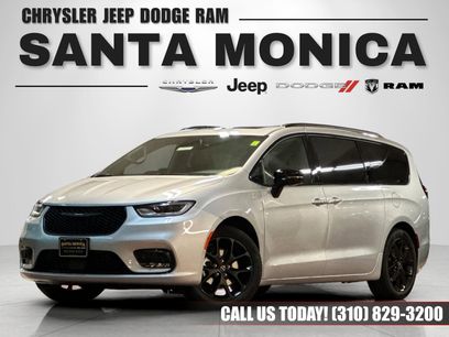 New 2026 Chrysler Pacifica Limited w/ Uconnect Theater Family Group