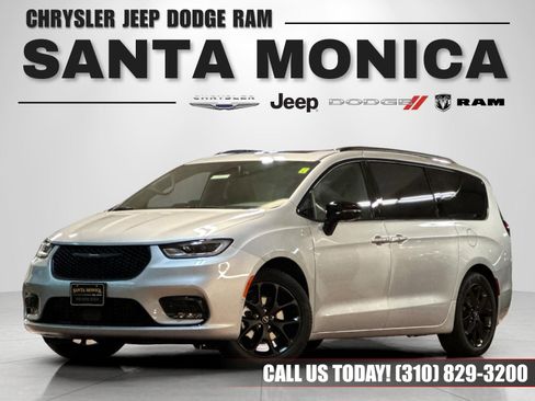 New 2026 Chrysler Pacifica Limited w/ Uconnect Theater Family Group image 1