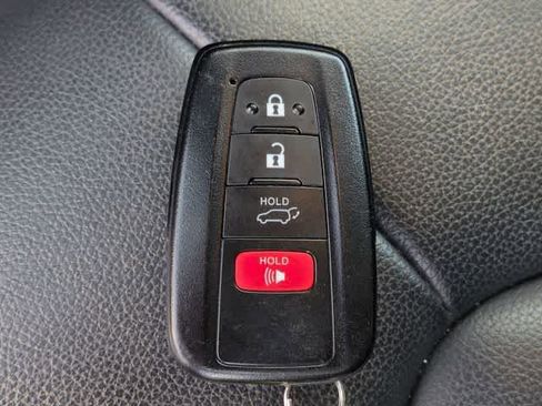 Used 2022 Toyota Highlander XLE AWD/4WD image 35
