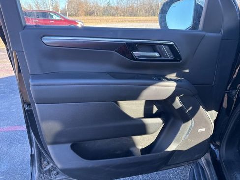 Used 2025 Chevrolet Suburban RST image 11