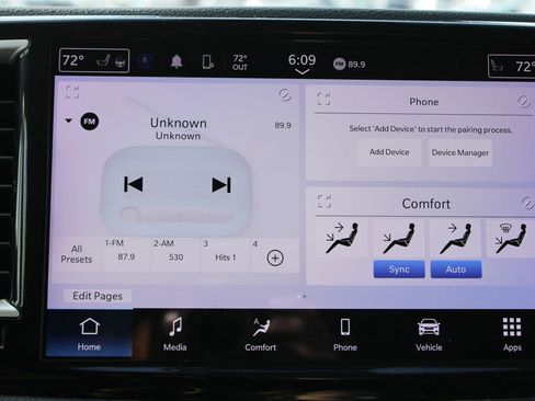 Used 2023 Chrysler Pacifica Touring-L image 37