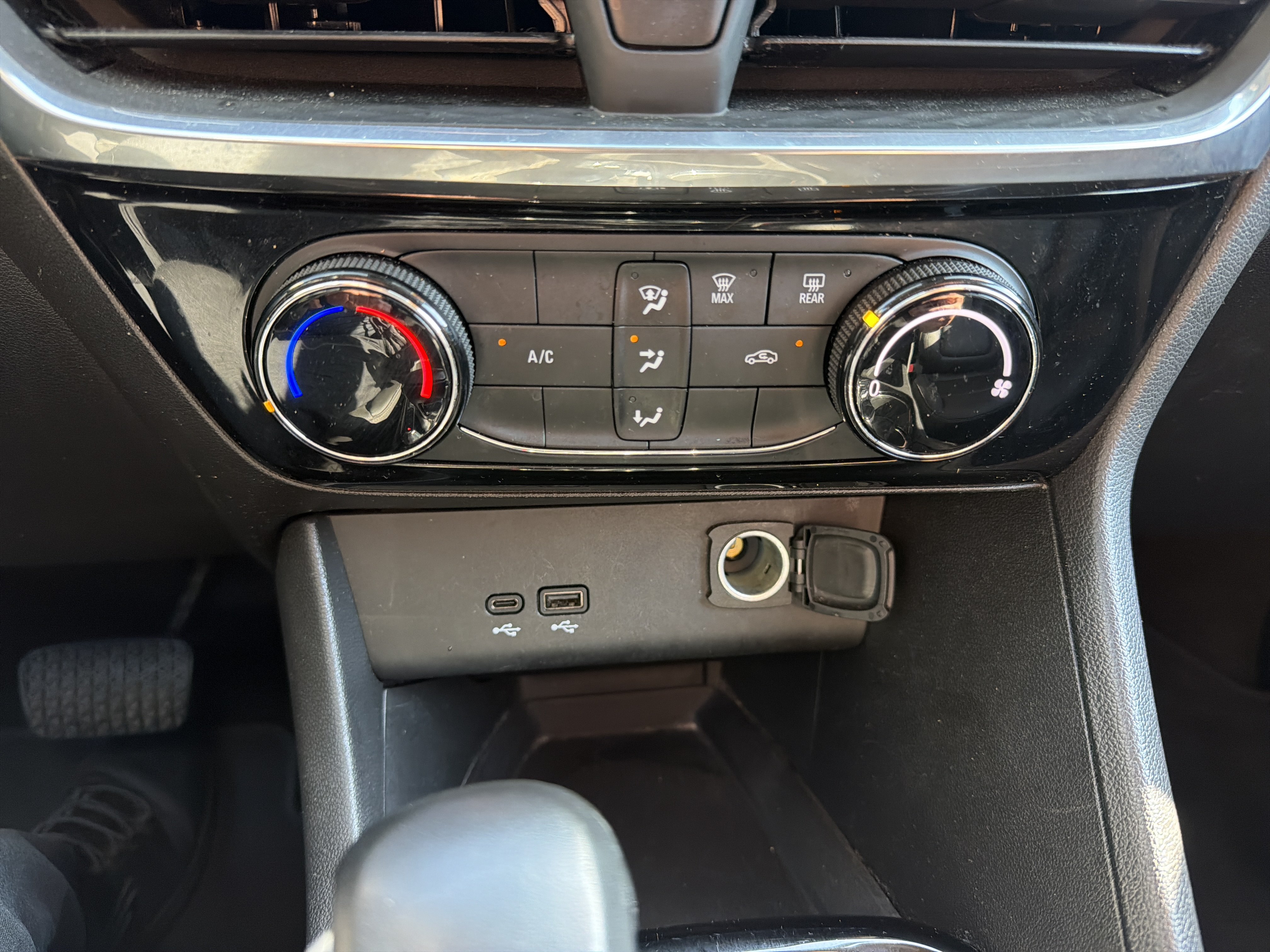 Used 2024 Buick Encore GX Sport Touring AWD/4WD image 24