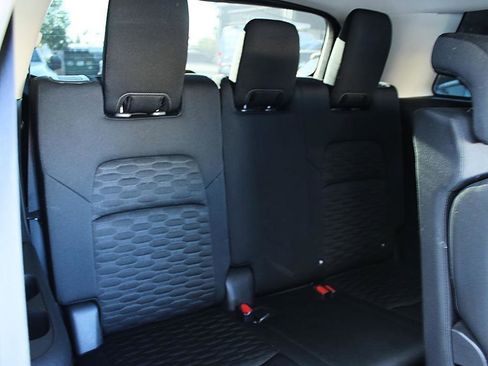 Used 2022 Nissan Pathfinder SV FWD image 19