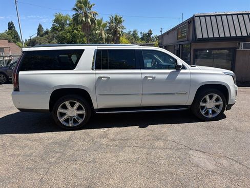 Used 2018 Cadillac Escalade ESV Premium Luxury AWD/4WD image 7