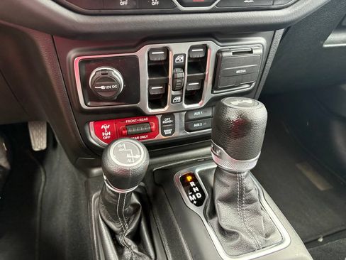 Used 2025 Jeep Wrangler Unlimited Rubicon AWD/4WD image 15