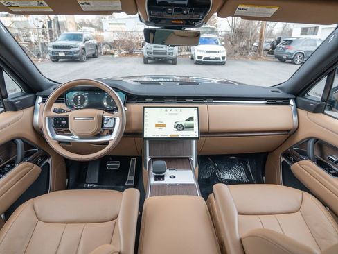 Used 2025 Land Rover Range Rover SE image 18
