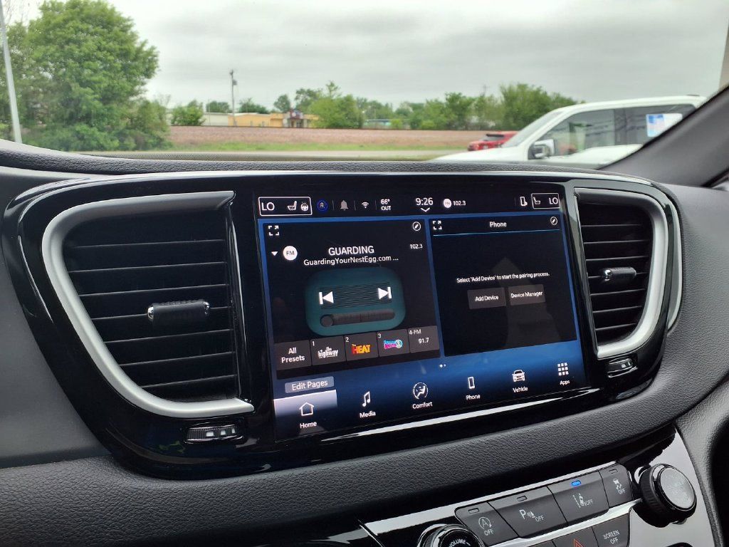 Used 2025 Chrysler Pacifica Select FWD image 4