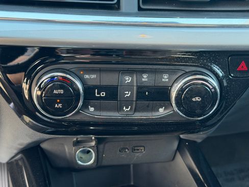 Used 2025 Chevrolet Trax LT w/ LT Convenience Package image 29