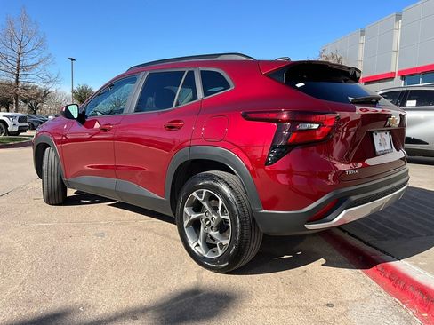 Used 2025 Chevrolet Trax LT image 8