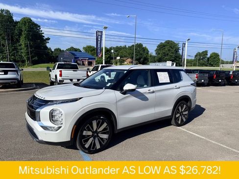 Used 2025 Mitsubishi Outlander SE FWD image 2