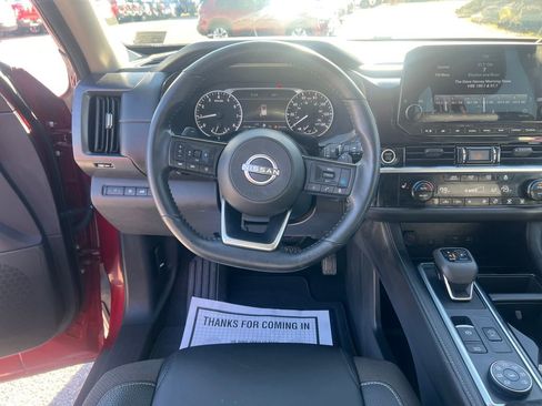 Used 2023 Nissan Pathfinder SL image 14