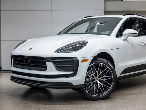 Certified 2026 Porsche Macan AWD/4WD image 17