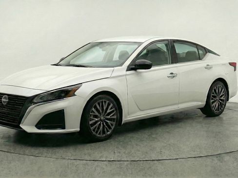 Used 2025 Nissan Altima 2.5 SV FWD image 3