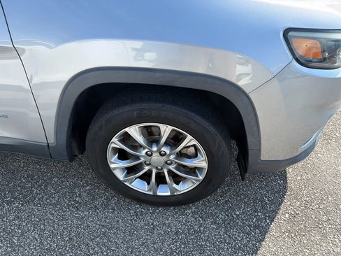 Used 2019 Jeep Cherokee Latitude Plus w/ Comfort/Convenience Group FWD image 3