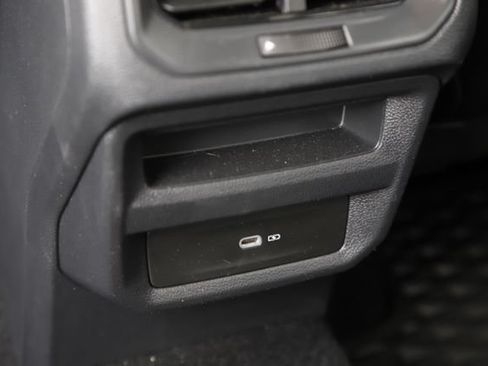 Used 2025 Volkswagen Taos SE AWD/4WD image 16