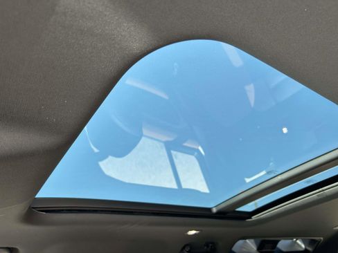 Used 2024 Land Rover Defender 110 X-Dynamic SE image 11