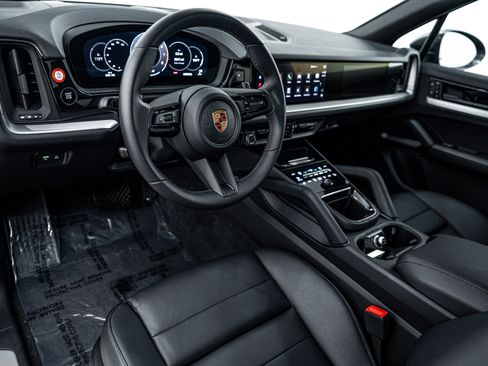 Certified 2025 Porsche Cayenne image 4