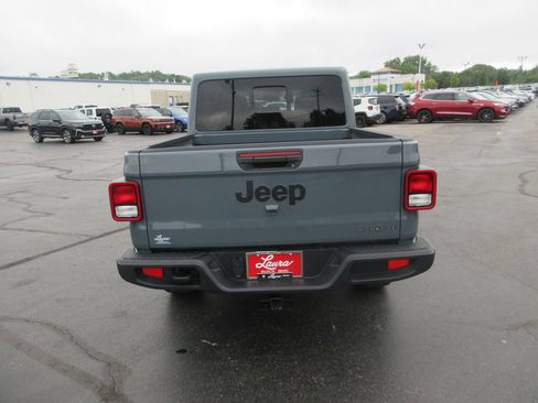 Used 2025 Jeep Gladiator Sport AWD/4WD image 7