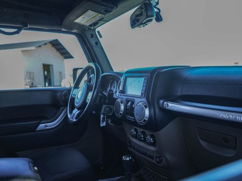 Used 2017 Jeep Wrangler Unlimited Sahara w/ Connectivity Group image 9