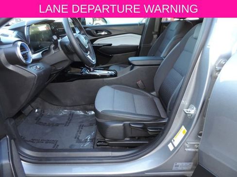 Used 2025 Chevrolet Trax LT w/ LT Convenience Package image 14