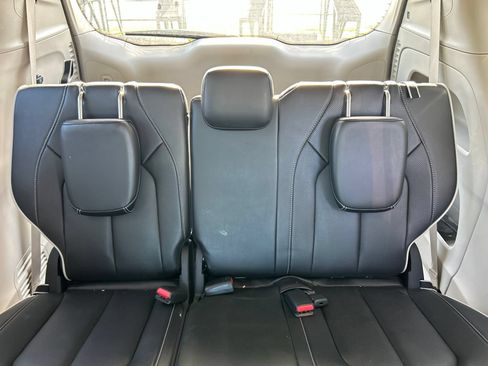 Used 2023 Chrysler Pacifica Limited AWD/4WD image 11