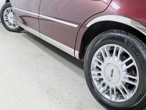 Used 2010 Lincoln Town Car Signature Limited RWD image 12