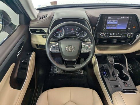 Used 2021 Toyota Highlander XLE FWD image 42