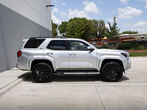 Used 2025 Toyota 4Runner SR5 AWD/4WD image 9