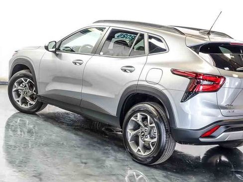 Certified 2025 Chevrolet Trax LT FWD image 11