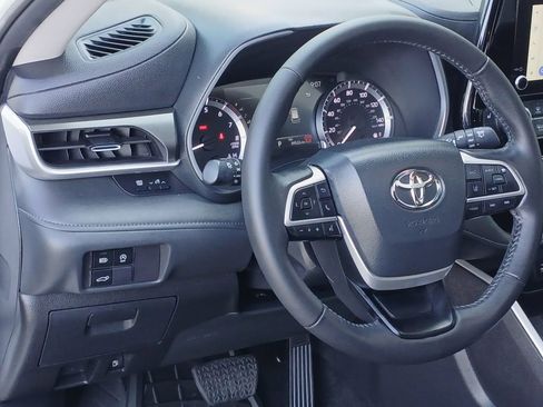 Used 2024 Toyota Highlander XLE FWD image 18