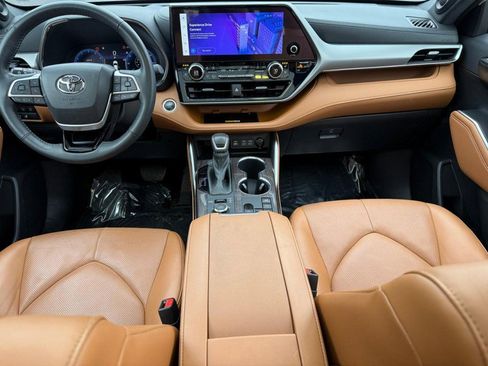 Used 2024 Toyota Highlander Platinum image 16