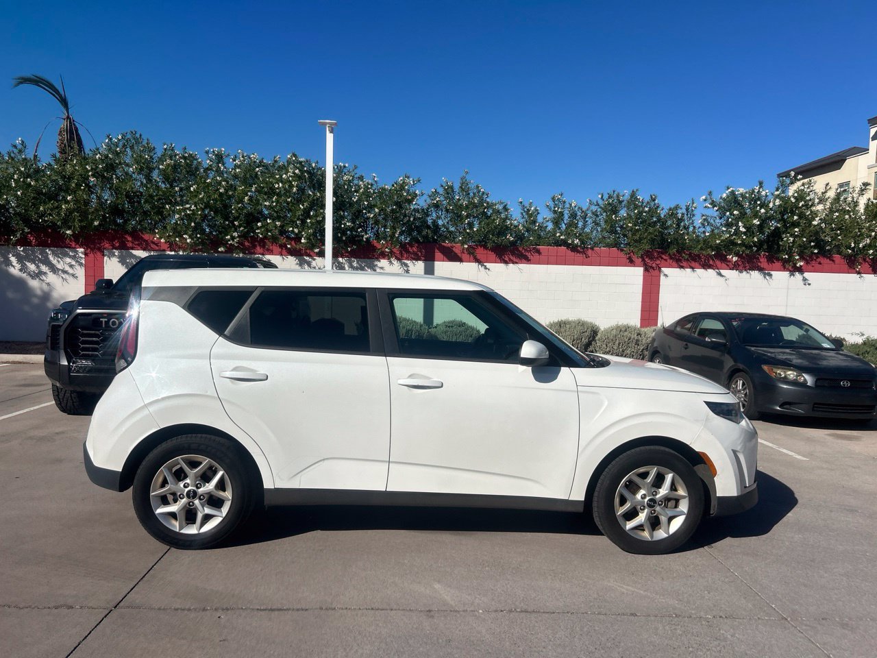 Used 2023 Kia Soul LX w/ LX Technology Package FWD image 3