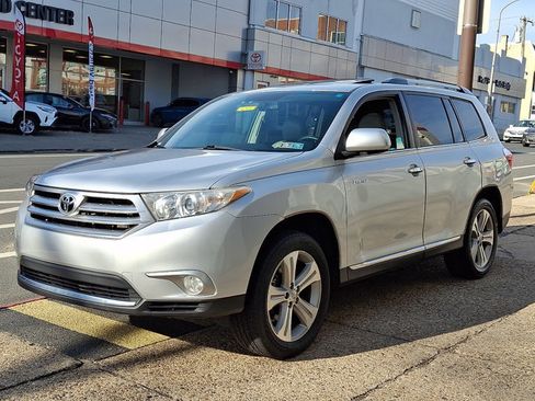 Used 2012 Toyota Highlander Limited w/ Tow Pkg image 3